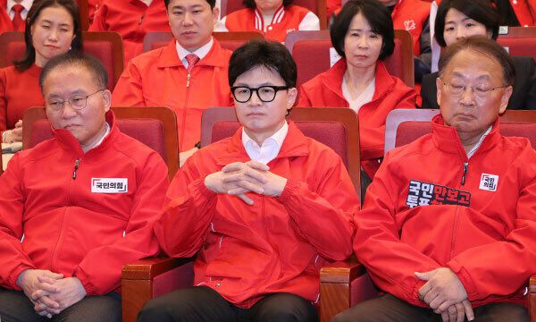 지난 10일 서울 국회 도서관에 설치된 국민의힘 개표상황실에서 당 지도부와 함께 침통한 표정으로 출구조사 결과를 지켜보고 있다. 공동취재