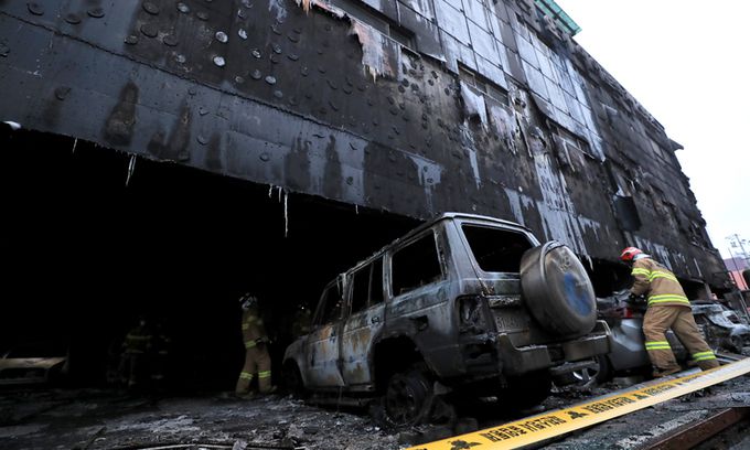 지난 2017년 12월 22일 전날 화재로 29명이 사망한 충북 제천 스포츠센터 현장에서 소방관들이 수색 작업을 하고 있다. 연합뉴스