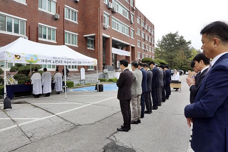 16일 원광대학교에서 열린 세월호 참사 희생자 추모식에서 10년 전 세월호 침몰 당시 끝까지 제자들의 탈출을 돕다 희생된 동문 단원고 교사들의 숭고한 희생정신을 기리고 있다. 원광대 제공