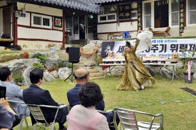 세계평화종교인연합 전북지부가 16일 부안 만적사에서 마련한 세월호 희생자 위령제에서 진혼무로 희생자의 영혼을 달래고 있다. 세계평화종교인연합 제공