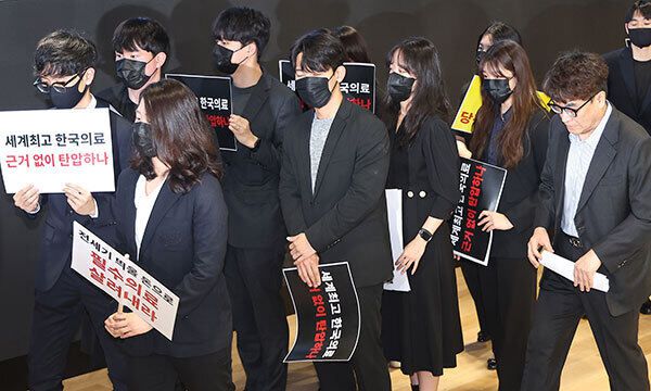 정근영 분당차병원 전공의대표를 포함한 전공의들이 15일 서울 용산구 대한의사협회에서 열린 '정책피해 전공의 박민수 복지부 제2차관 직권남용 및 권리행사방해 혐의 집단고소 기자회견'을 마친 후 손팻말을 들고 나서고 있다. 연합뉴스