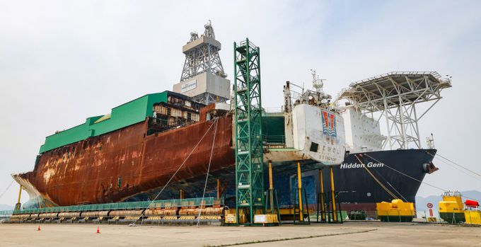 지난 7일 전남 목포시 달동 신항만에 세월호 선체가 거치돼 있다. 목포=최상수 기자