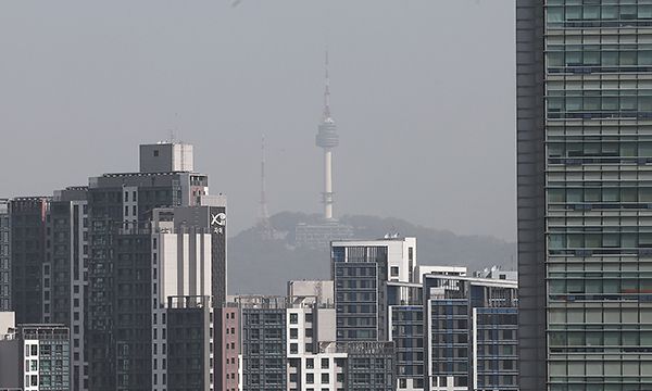 18일 서울 서초구 누에다리에서 바라본 남산타워가 뿌옇게 보이고 있다. 뉴스1