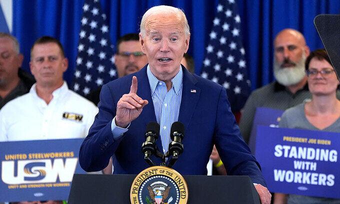 조 바이든 미국 대통령이 17일(현지시간) 펜실베이니아주 피츠버그 철강노조(USW) 소속 노동자들 앞에서 연설하고 있다. 피츠버그=AP연합뉴스