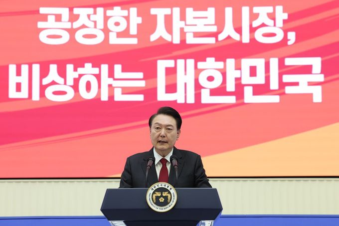 윤석열 대통령이 지난 1월2일 서울 영등포구 한국거래소에서 열린 ‘2024년도 증권·파생상품시장 개장식’에서 축사하고 있다. 뉴시스