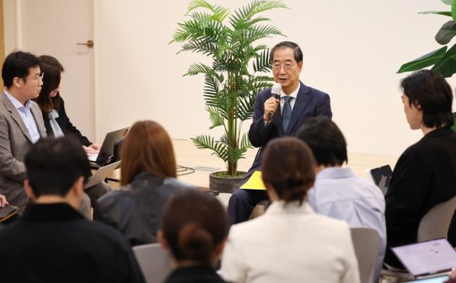 한덕수 국무총리가 17일 오후 정부서울청사에서 열린 출입기자단과의 간담회에서 발언하고 있다. (사진 출처 = 연합뉴스)