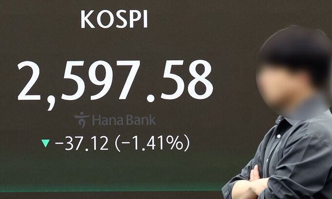 19일 서울 중구 하나은행 본점 딜링룸 전광판에 코스피 지수 등이 표시되고 있다. 연합뉴스