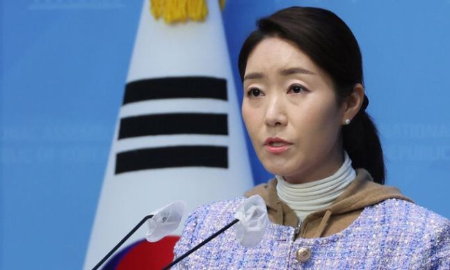 더불어민주당 강선우 대변인이 국회 소통관에서 브리핑을 하는 모습. 연합뉴스