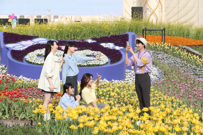 에버랜드 포시즌스 가든에서 AI 전문 사진작가가 갤럭시 S24 울트라로 방문객들의 사진을 촬영하고 있다. 삼성전자 제공