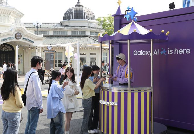 에버랜드에 마련된 ‘갤럭시 스튜디오 Photo’에서 방문객들이 ‘갤럭시 AI’ 기능을 자유롭게 활용할 수 있는 ‘갤럭시 S24 시리즈’를 대여하고 있다.  삼성전자 제공