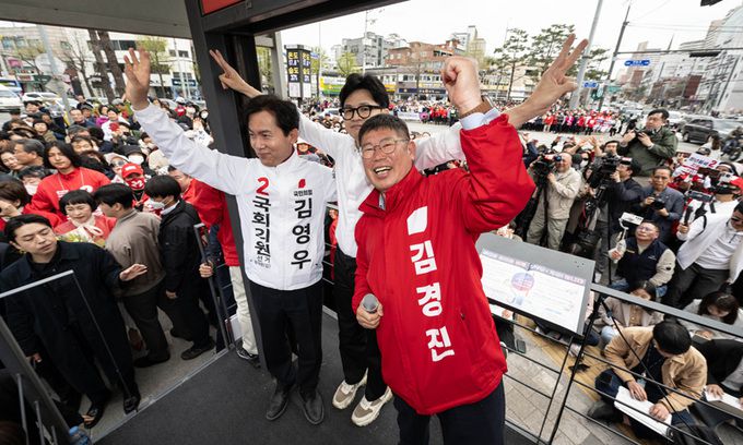 서울·경기 일대 지원유세에 나선 국민의힘 한동훈 당시 총괄선거대책위원장이 지난 4일 서울 동대문구 전농동사거리에서 김영우 동대문갑, 김경진 동대문을 후보 지원유세를 하고 있다. 공동취재사진