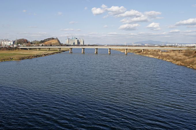 나주 영산강둔치체육공원 영산강과 영산대교.