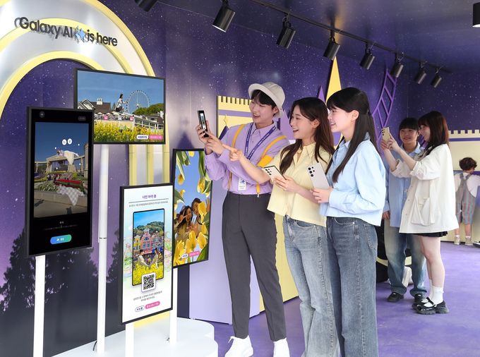 에버랜드에 마련된 ‘갤럭시 스튜디오 Photo’에서 팬 큐레이터가 방문객들에게 갤럭시 S24 시리즈의 ‘생성형 편집’기능을 안내하고 있다. 삼성전자 제공