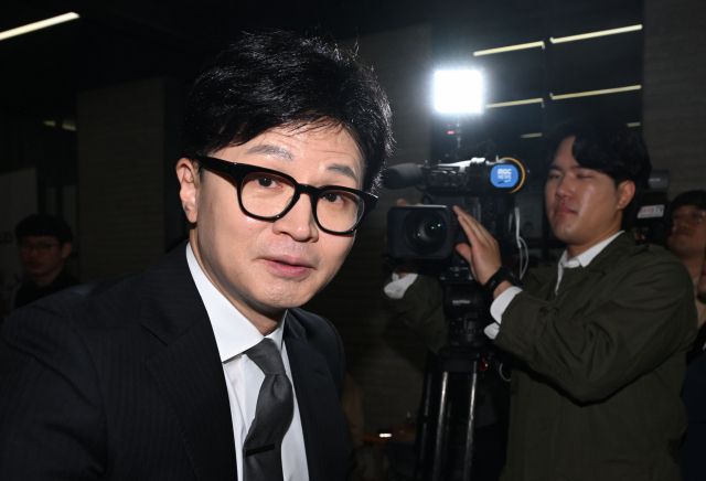 한동훈 전 국민의힘 비상대책위원장이 11일 서울 여의도 국민의힘 당사에서 제22대 국회의원 선거 관련 입장 발표를 한 뒤 당사를 떠나며 취재진과 인사하고 있다. 연합뉴스