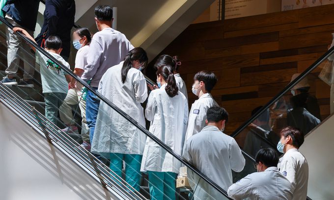 서울 시내 한 대형병원에서 의료진이 이동하고 있다. 연합뉴스