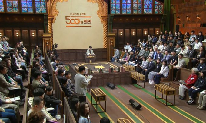 시민대표단 500명이 지난 14일 KBS 방송국에서 국민연금을 어떻게 개혁할지 결정하는 숙의토론을 하고 있다. KBS 유튜브 캡처
