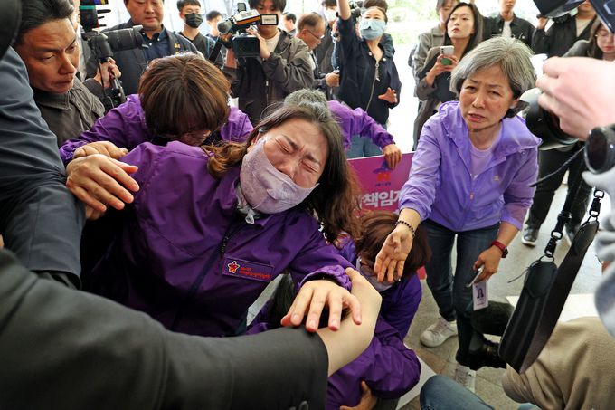 ‘이태원참사’ 부실 대응 혐의로 김광호 전 서울경찰청장의 첫 재판이 열린 22일 오후 서울 마포구 서부지법에서 유가족들이 재판에 출석하는 김 전 청장에게 항의한 뒤 오열하고 있다. 뉴스1