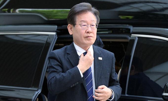 더불어민주당 이재명 대표가 23일 서울 서초구 서울중앙지방법원에서 열린 '대장동 배임·성남FC 뇌물' 관련 특정범죄가중처벌등에관한법률위반(뇌물) 등 공판에 출석하고 있다. 뉴스1