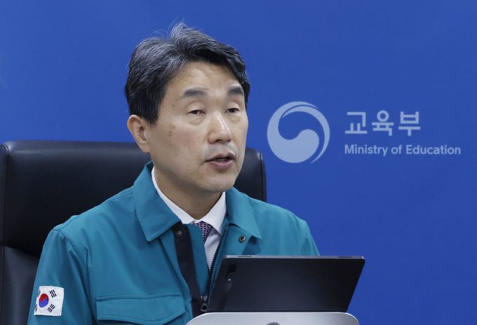 이주호 사회부총리 겸 교육부 장관이 24일 서울 영등포구 한국교육시설안전원에서 열린 의과대학 운영 대학 총장과 영상 간담회에서 발언하고 있다.    공동취재