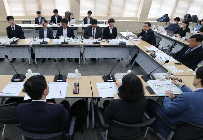 24일 오전 서울 강남구 LH서울지역본부에서 열린 전세사기피해지원의 성과 및 과제에 대한 토론회에서 김규철 국토교통부 주택·토지실장(오른쪽 두번째)이 발언하고 있다. 연합뉴스