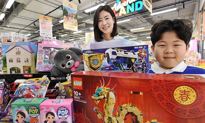 ‘홈플러스 메가푸드마켓’ 강서점에서 모델들이 어린이날 인기 완구 할인 상품을 소개하고 있다. 홈플러스 제공