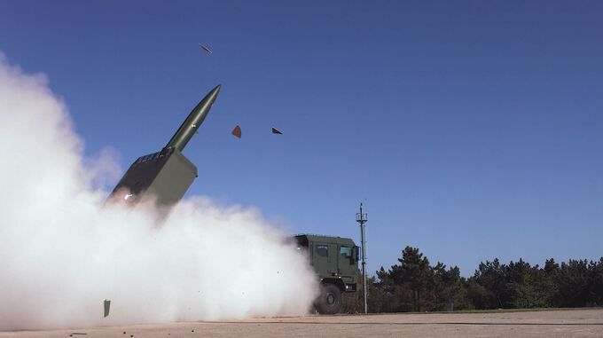 지난 24일 충남 태안 국방과학연구소 안흥시험장에서 진행된 시험사격에서 폴란드형 천무 호마르(HOMAR)-K에서 사거리 290㎞급 유도탄이 발사되고 있다. 한화에어로스페이스 제공