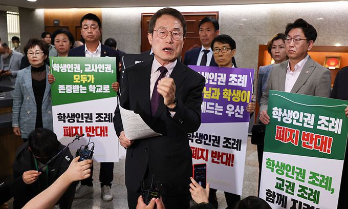 조희연 교육감이 26일 중구 서울시의회에서 열린 제323회 서울특별시의회 임시회 3차 본회의를 마친 후 서한문을 읽고 있다. 연합뉴스