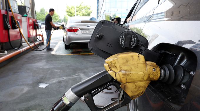 28일 서울 중구 한 주유소에서 직원이 차량에 주유를 하고 있다. 뉴스1