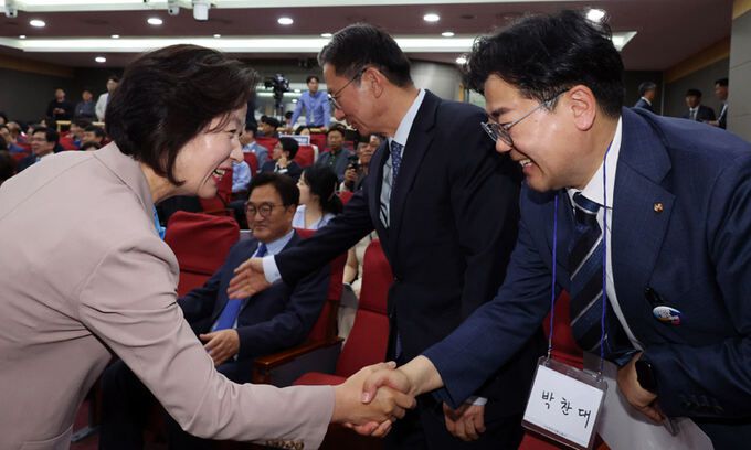 29일 국회에서 열린 더민주전국혁신회의 총선 평가 및 조직 전망 논의 간담회에서 추미애 당선인과 박찬대 의원이 인사하고 있다. 연합뉴스