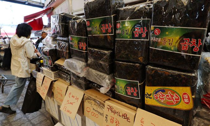 김 한 장에 130원 돌파 29일 서울 동대문구 동서시장 가판대에 판매용 김이 진열되어 있다. 이날 한국농수산식품유통공사 가격정보에 따르면 지난 26일 기준 마른김(중품) 10장의 평균 소매가격은 1304원으로 김 한 장에 130원을 돌파했다. 마른김 10장 평균 소매가격은 1년 전(1012원)보다 29%, 1개월 전(1167원)보다 12% 각각 오른 것으로 나타났다. 해양수산부는 10월까지 마른김(기본관세 20%)과 조미김(기본관세 8%)에 무관세를 적용해 김 가루 등의 수요를 일부 대체할 계획이다. 뉴시스