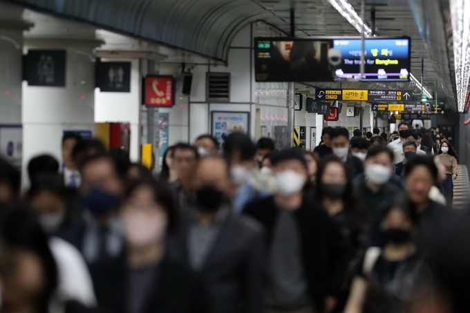 지난해 서울 종로구 지하철 5호선 광화문역에서 직장인들이 발걸음을 옮기고 있다. 뉴스1