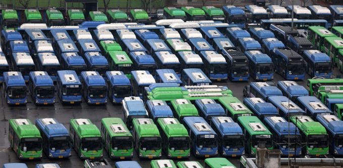 지난 3월 28일 서울 소재 시내버스 차고지에 버스들이 주차돼있다. 뉴시스