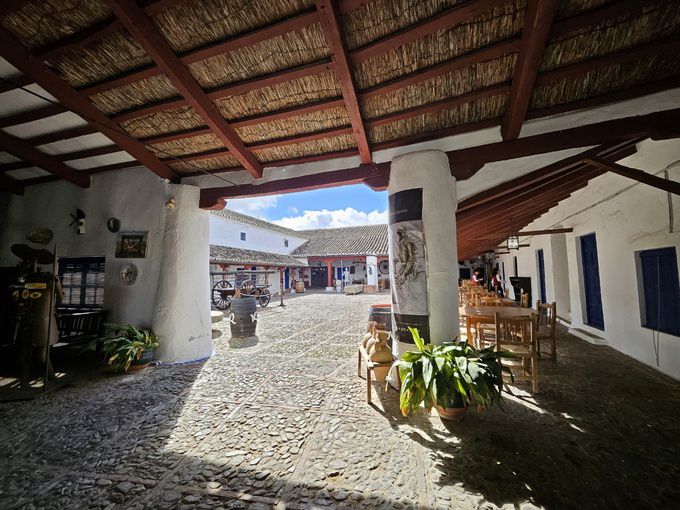 돈키호테가 하룻밤 묵은 여관인 벤타 델 키호테. 필자 제공