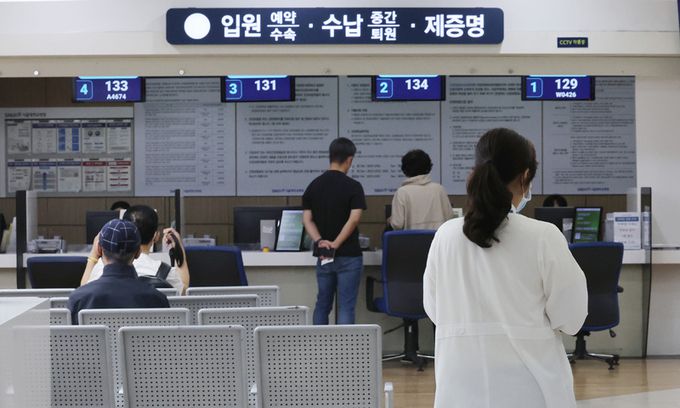 의대 증원을 놓고 정부와 의료계 간의 갈등이 계속되는 가운데 빅5 병원 중 서울대병원과 세브란스병원이 주1회 휴진에 돌입한 4월 30일 서울의 한 대학병원에서 의료진이 이동하고 있다. 뉴시스