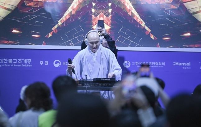 2024 서울국제불교박람회에서 디제잉하는 ‘뉴진스님’ 윤성호. 2024서울국제불교박람회 사무국 제공.