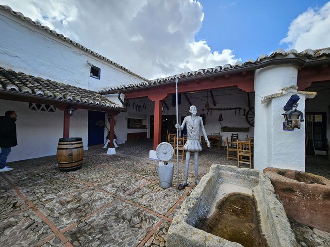 돈키호테가 하룻밤 묵은 여관인 벤타 델 키호테. 필자 제공