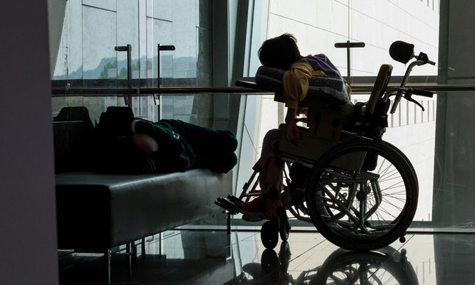 의정갈등이 장기화하며 서울 주요 대형병원 교수들이 외래 진료 및 수술을 중단한 4월 30일 서울 시내 한 대학병원에서 환자와 보호자가 잠들어 있다. 연합뉴스