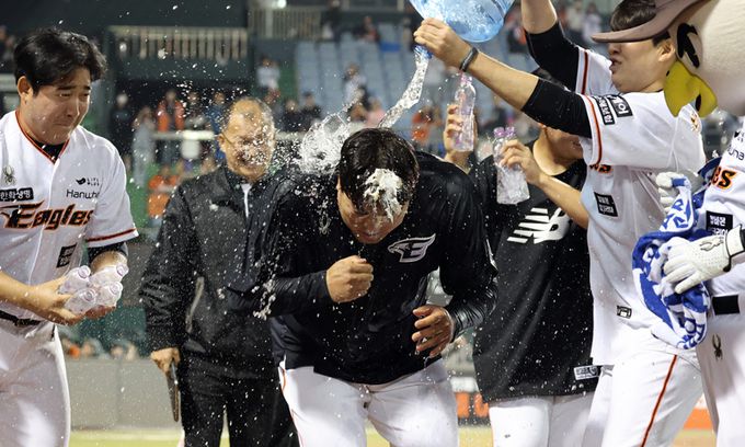 한화 류현진이 30일 대전 한화생명이글스파크에서 열린 SSG 랜더스와의 경기에서 승리한 후 동료선수들에게 통산 100승 축하 물세례를 받고 있다. 뉴시스