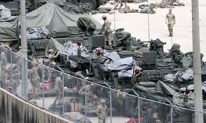 한미 연합군이 '을지 자유의 방패(UFS·을지 프리덤 실드)' 훈련에 돌입한 2023년 8월 21일 경기 동두천시에 위치한 주한 미군기지에서 미군 장병들이 각종 기갑장비 및 차량을 점검하며 훈련을 준비하고 있다. 뉴시스