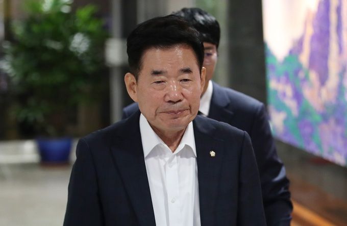 김진표 국회의장이 2일 오전 서울 여의도 국회로 출근하고 있다. 뉴스1