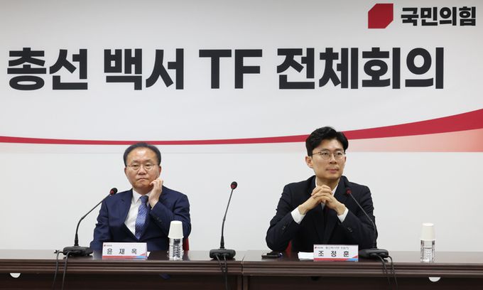 고심 깊은 윤재옥 국민의힘 윤재옥 원내대표(왼쪽)가 2일 서울 여의도 국민의힘 당사에서 열린 22대 총선 백서 태스크포스(TF) 회의에 참석해 생각에 잠겨 있다. 오른쪽은 TF 위원장인 조정훈 의원. 뉴시스