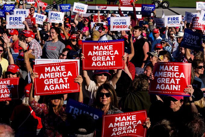 1일 미시간에서 열린 도널드 트럼프 전 미 대통령 유세에서 지지자들이 피켓을 든 채 유세를 듣고 있다. AFP연합뉴스