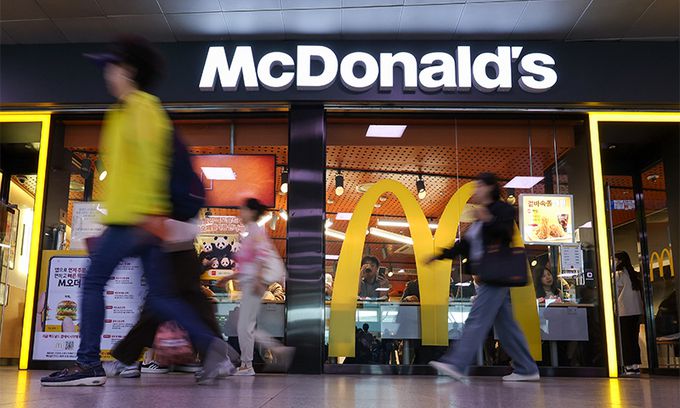 2일 서울 시내 한 맥도날드 매장 앞으로 시민들이 발걸음을 옮기고 있다. 뉴시스