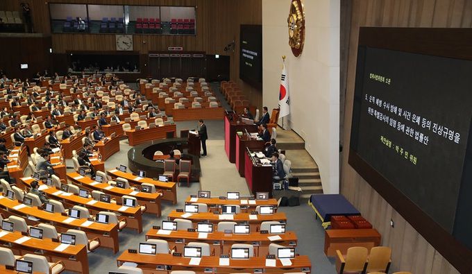 지난 2일 서울 여의도 국회에서 열린 제414회국회(임시회) 제1차 본회의에서 ‘순직 해병 수사 방해 및 사건 은폐 등의 진상규명을 위한 특별검사의 임명 등에 관한 법률안(이른바 ‘채 상병 특검법’)’이 추가 상정되자 국민의힘 의원들이 퇴장한 가운데, 김웅 의원만 본회의장에 남아 표결에 참여하고 있다. 뉴스1