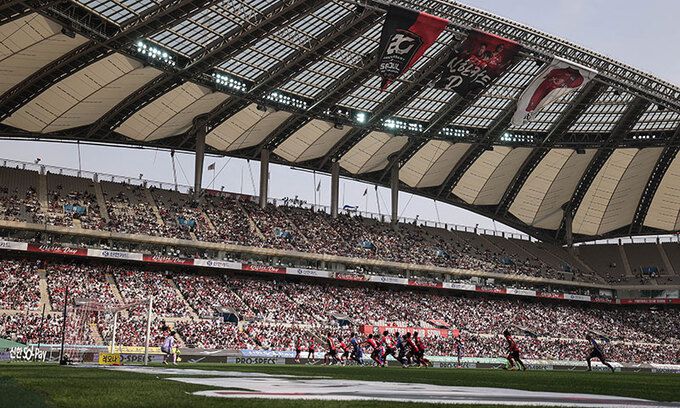 뜨거운 열기 K리그1 FC서울과 울산 HD 선수들이 4일 많은 관중석을 가득 채운 서울월드컵경기장에 경기하고 있다. 이날 서울월드컵경기장에는 5만2600명의 관중이 찾아 2013년 승강제 도입 이후 K리그 단일 경기 역대 최다 관중 기록을 썼다. 한국프로축구연맹 제공