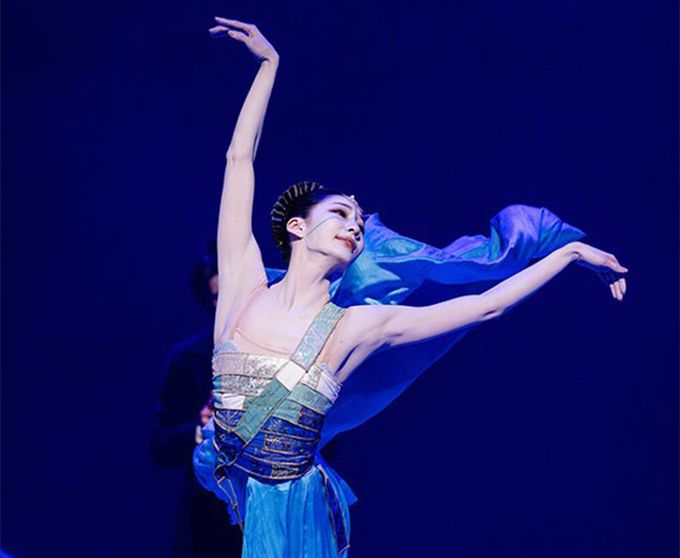 발레 ‘인어공주’에서 인어공주 역을 맡은 국립발레단 솔리스트 조연재가 인어 꼬리를 형상화한 긴 바지를 입고 춤추는 모습. 국립발레단 제공