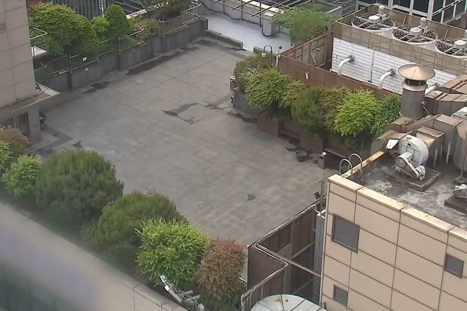 20대 여성 시신이 발견된 서울 서초구의 한 건물 옥상. KBS 보도화면 갈무리