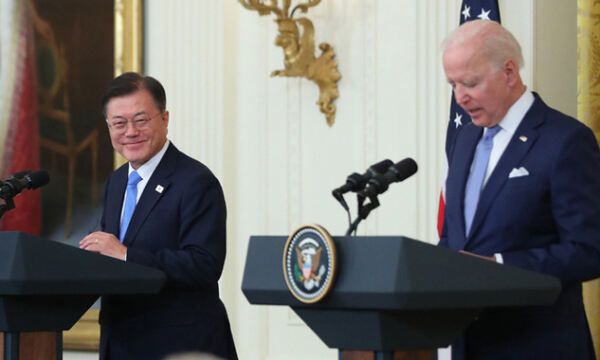 지난 2021년 5월 21일(현지시간) 당시 문재인 대통령과 조 바이든 미국 대통령이 백악관에서 정상회담 후 공동기자회견을 하고 있다. 연합뉴스