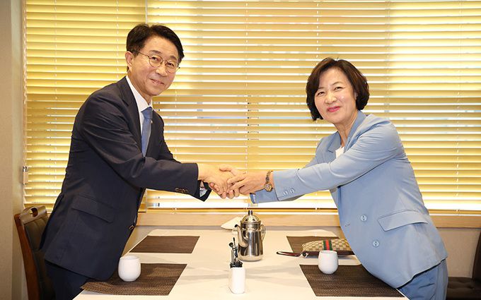 김주형 기자 = 더불어민주당 소속 추미애(오른쪽)·조정식 국회의장 후보가 12일 오후 서울 여의도의 한 식당에서 국회의장 후보 단일화를 논의하기 위해 회동하며 손잡고 있다. 공동취재