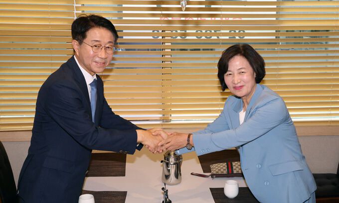 손 잡는 秋·趙 22대 전반기 국회의장 후보인 더불어민주당 소속 조정식 의원(왼쪽)과 추미애 당선자가 12일 서울 여의도의 한 식당에서 단일화 논의를 위해 만나 두 손을 잡고 포즈를 취하고 있다. 이날 회동 전후로 조 의원과 정성호 의원이 후보직을 사퇴해 차기 의장 구도는 ‘추미애 대 우원식’ 2파전으로 압축됐다.뉴스1